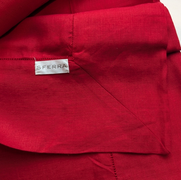 Red SFERRA Festival table linens - 1 tablecloth and 16 napkins - Picture 7 of 8